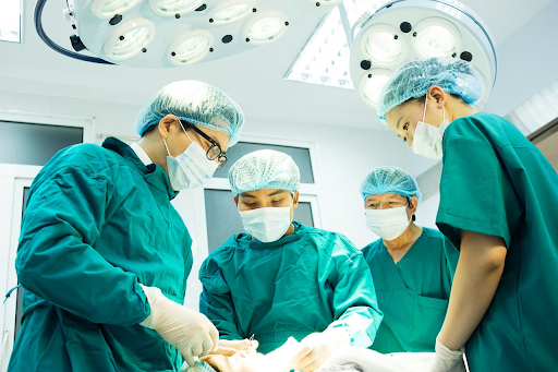 Phẫu thuật là phương pháp được các bác sĩ lựa chọn để định hình, thay khớp háng cho trẻ 