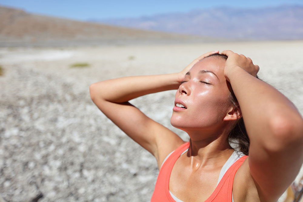 Tiếp xúc với ánh nắng mặt trời gay gắt có thể khiến bạn bị say nắng