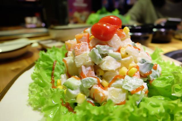 Đồ nướng Hàn Quốc thường được ăn kèm cũng salad hoa quả để kích thích khẩu vị