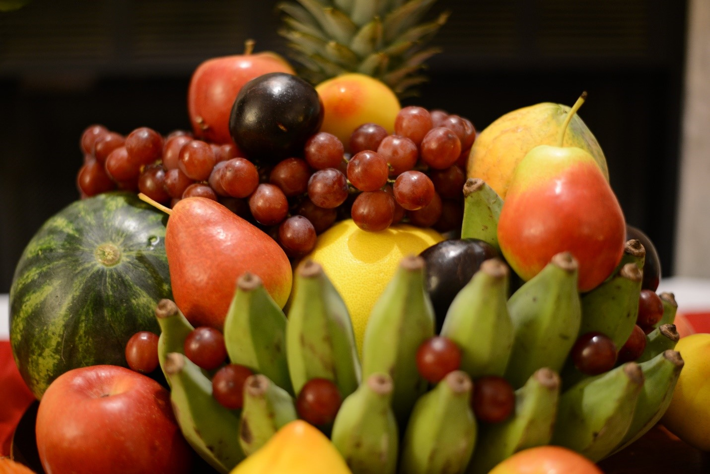 Mâm ngũ quả nên dùng trái cây thật ăn được và bày biện đẹp mắt 