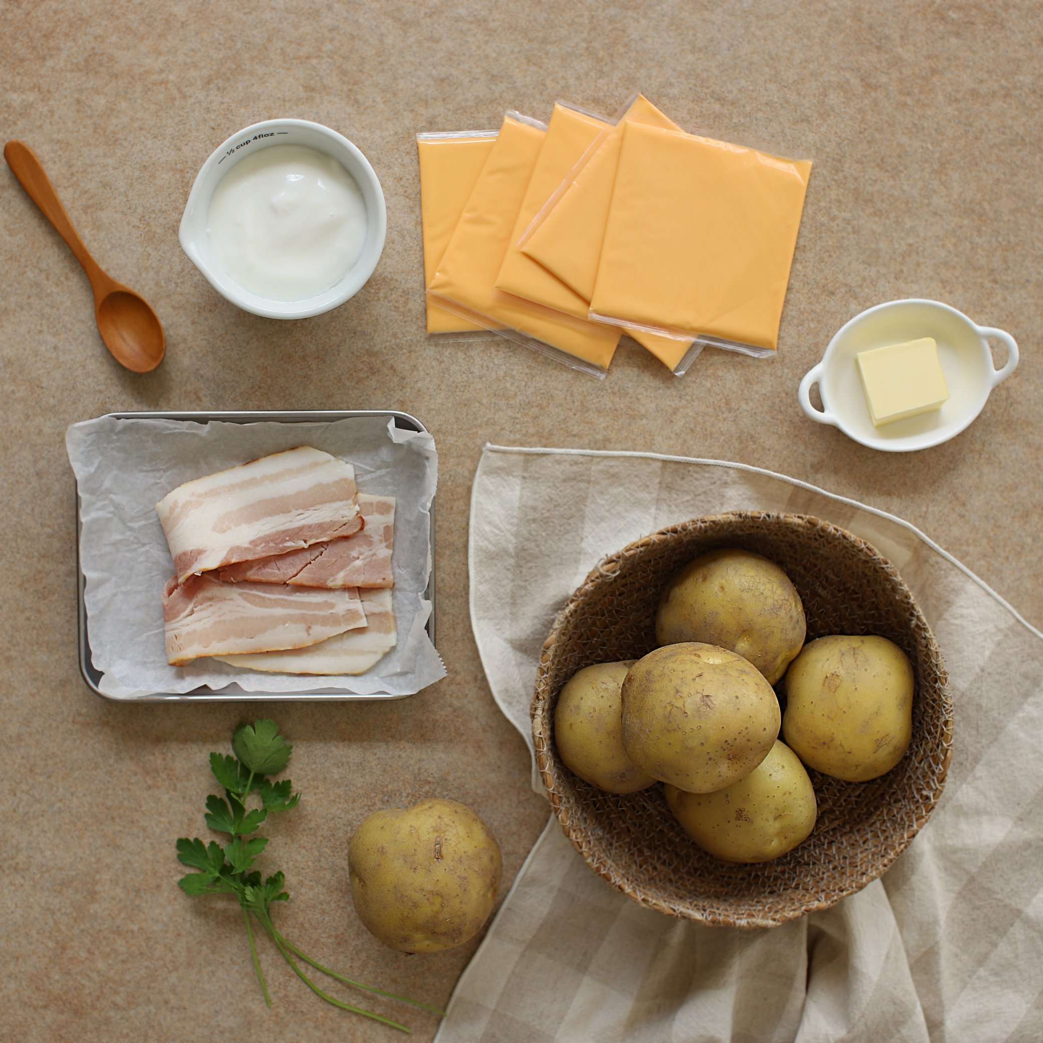Bước đầu tiên là chuẩn bị nguyên liệu chính: khoai tây và gia vị 