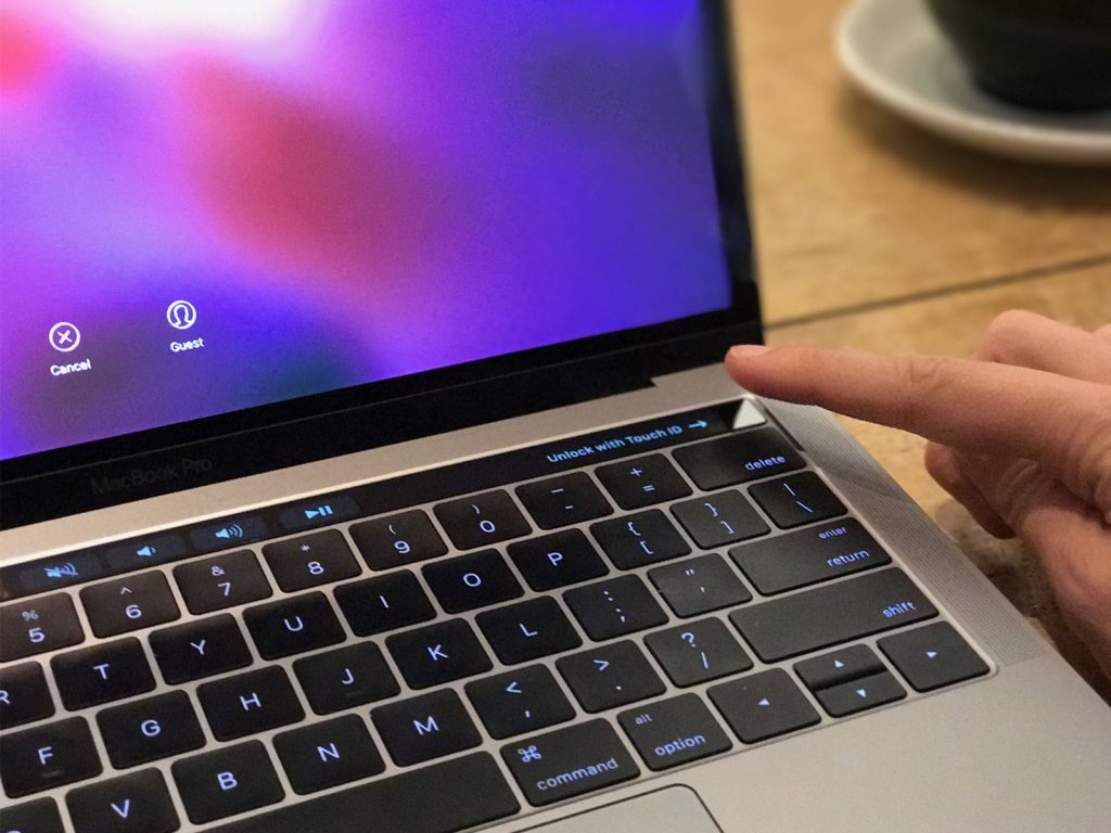 Touch ID giúp bạn mở khóa nhanh chóng trên Macbook