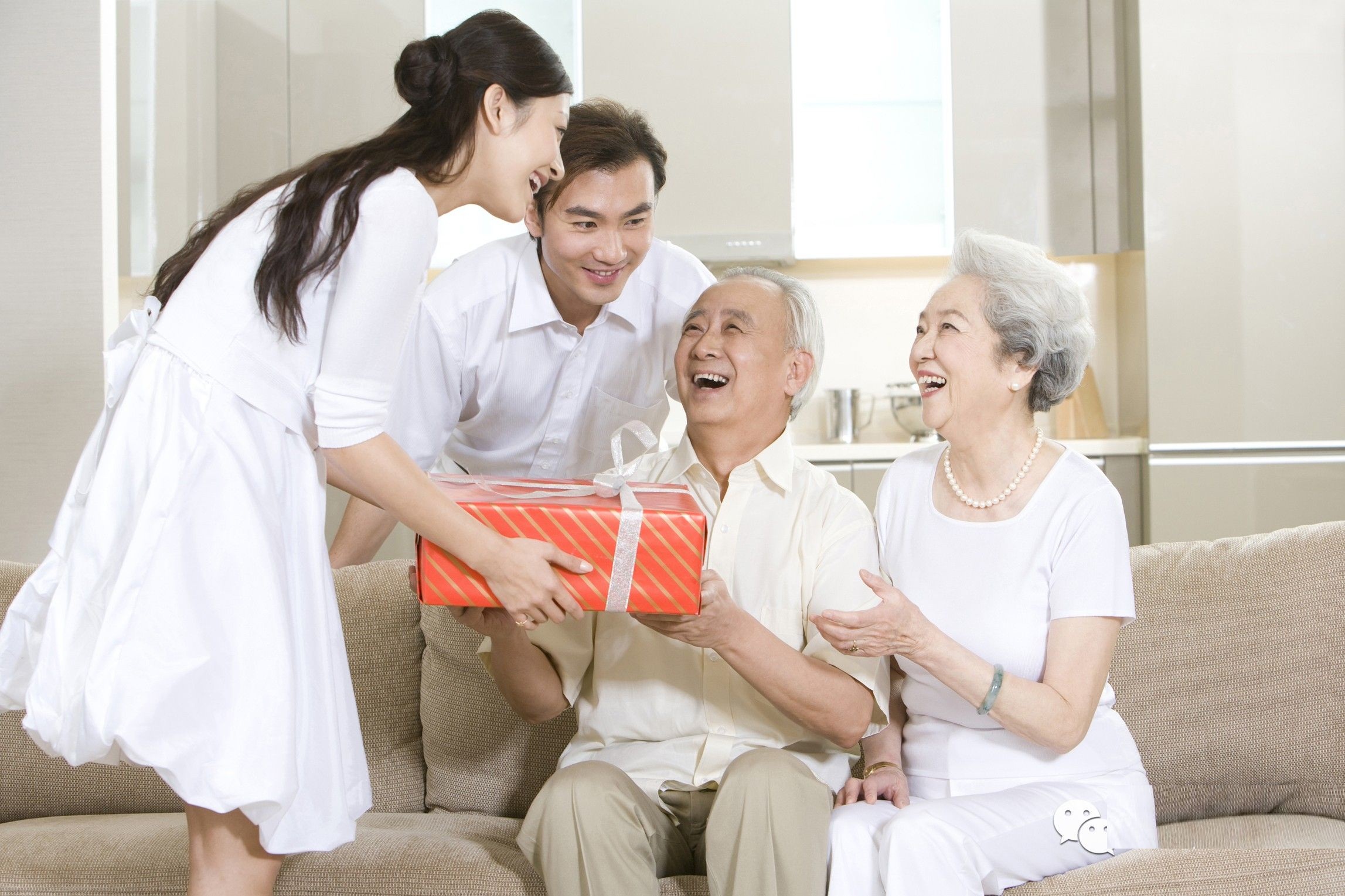 Sự quan tâm chăm sóc của người thân là cần thiết với người cao tuổi 