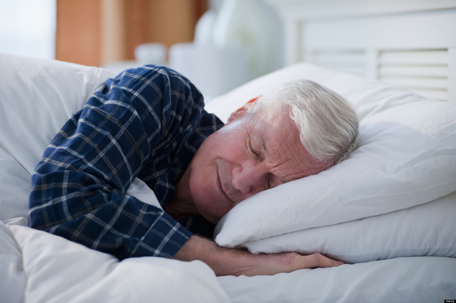 Người cao tuổi nên tập thói quen ngủ sớm và ngủ đủ giấc