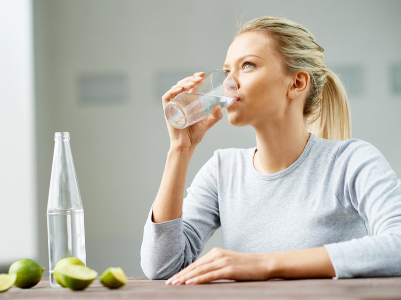 Sau khi chụp CT xong người bệnh nên uống nhiều nước để đào thải độc tố ra khỏi cơ thể