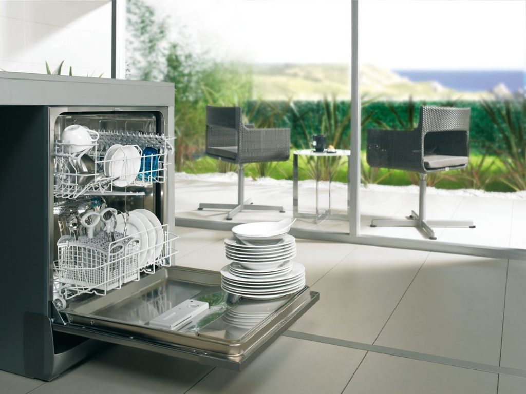 Máy rửa chén là thiết bị nhà bếp không thể thiếu của các gia đình hiện nay