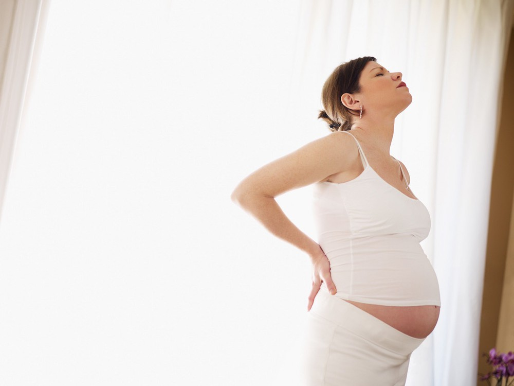 Mẹ bầu có thể gặp nhiều nguyên nhân cho tình trạng đau hông