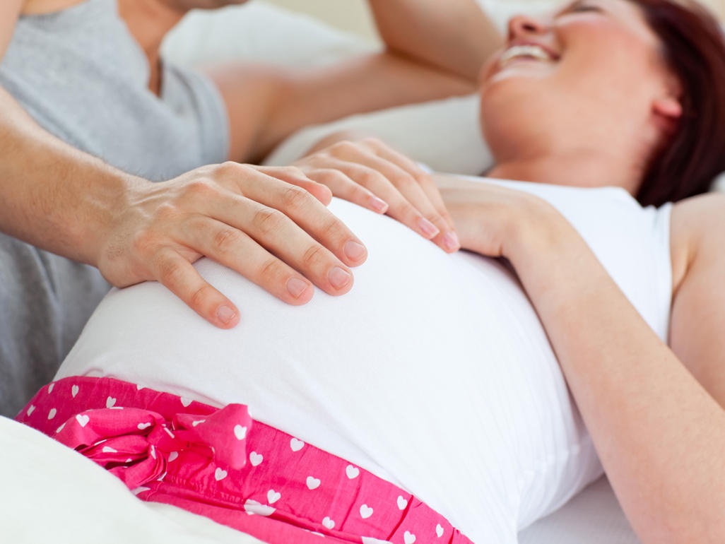 Ngồi đúng cách giúp mẹ bầu hạn chế ê mông khi mang thai và nhức xương chậu
