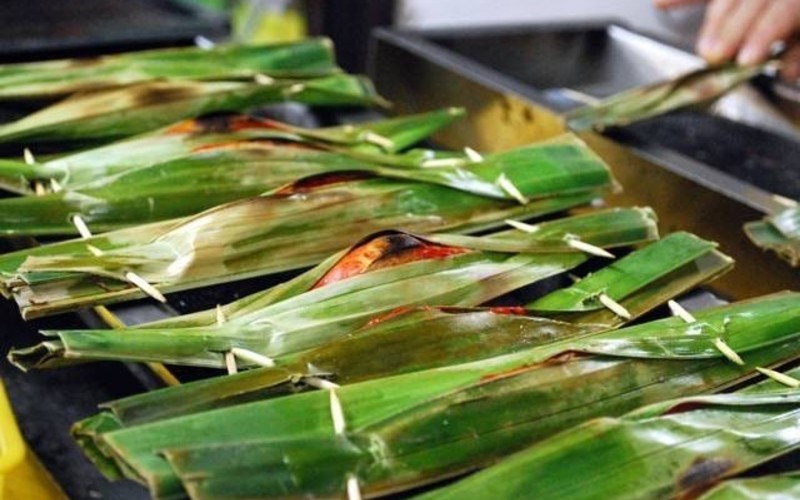 Bánh cá bọc lá chuối - món ngon Malaysia phổ biến