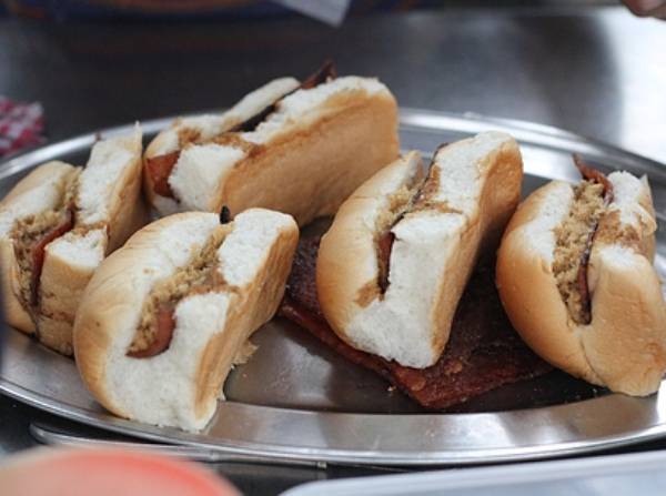 Món bánh mì thịt lợn khô nướng Bak Kua