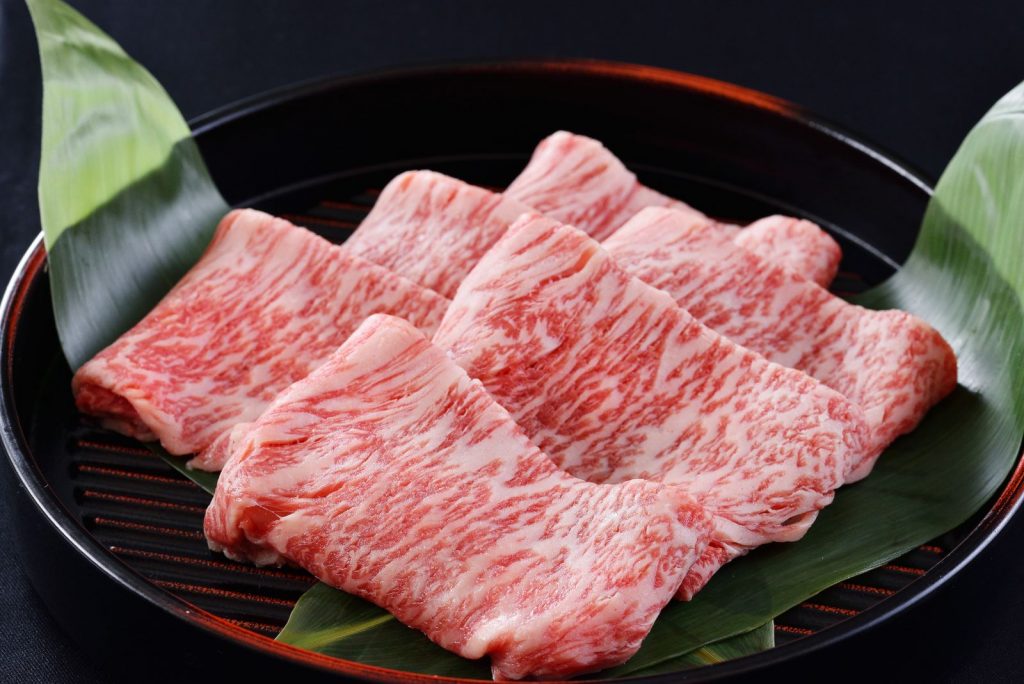 Thịt bò thượng hạng sẽ là những món ăn bạn không thể bỏ qua ở buffet lẩu Nhật Bản