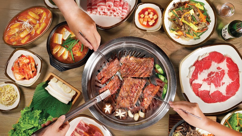 Ghé Gogi House tại TPHCM, bạn tha hồ thưởng thức bữa tiệc thịt nướng đậm đà hương vị Hàn Quốc với giá cả phải chăng