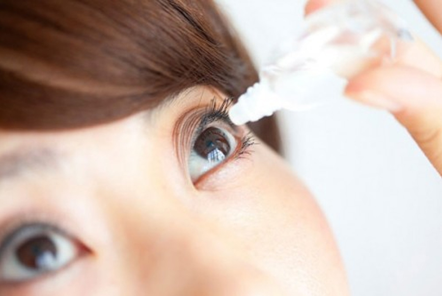 Sử dụng thuốc nhỏ mắt do bác sĩ chỉ định để bảo vệ mắt