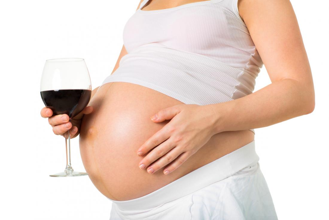 Việc mẹ bầu uống rượu trong thời gian mang bầu có thể gây các hội chứng tiêu cực cho trẻ