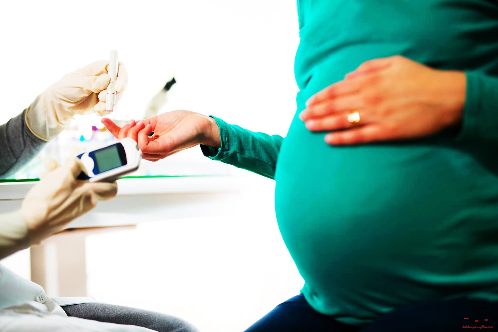 Không nên mang thai quá muộn để phòng tránh các hội chứng do gen di truyền