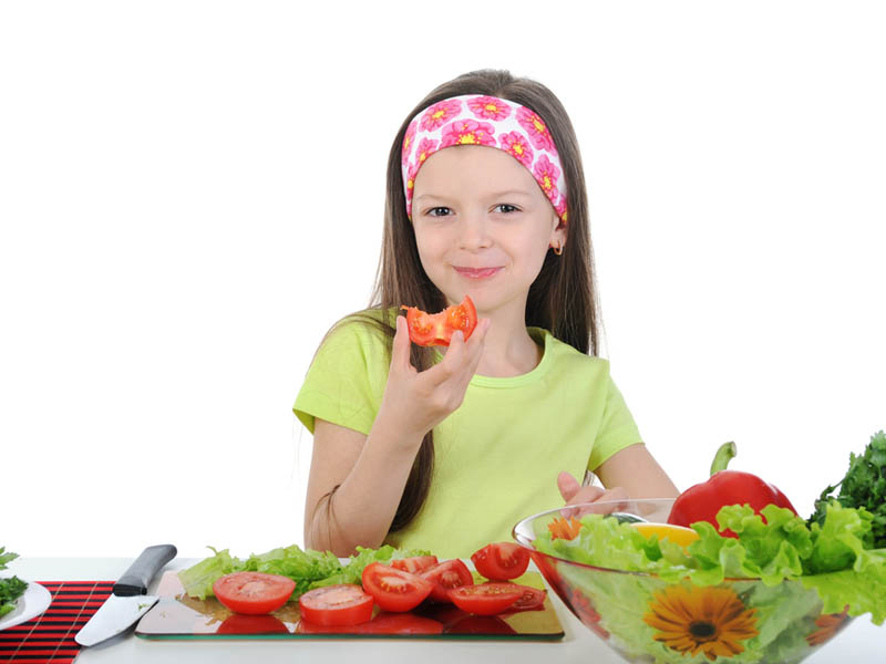 Ăn cà chua tươi sẽ giúp bạn hấp thụ được nhiều lycopene tốt cho sức khỏe hơn là các sản phẩm đóng hộp 