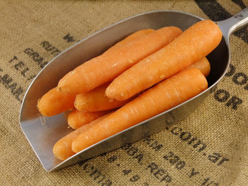 Dứa và cà rốt là hai loại trái cây bổ dưỡng và lành tính 