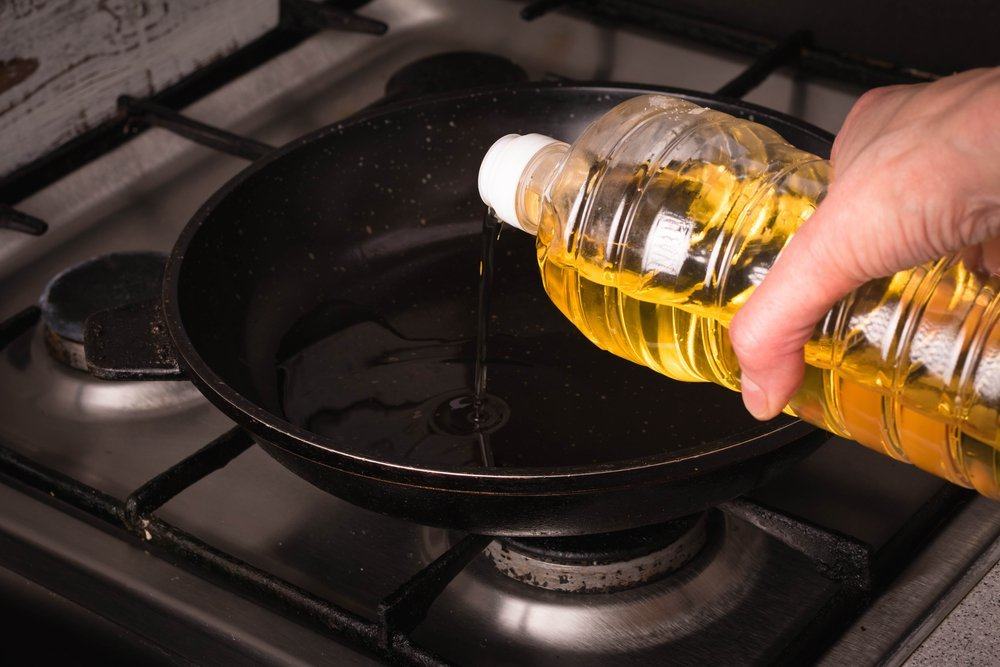 Nên cho dầu ăn vào trước khi làm nóng chảo