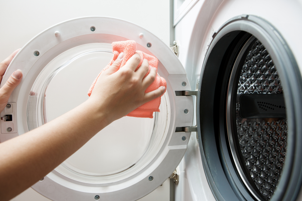 Không quên vệ sinh các bộ phận khác của máy giặt 