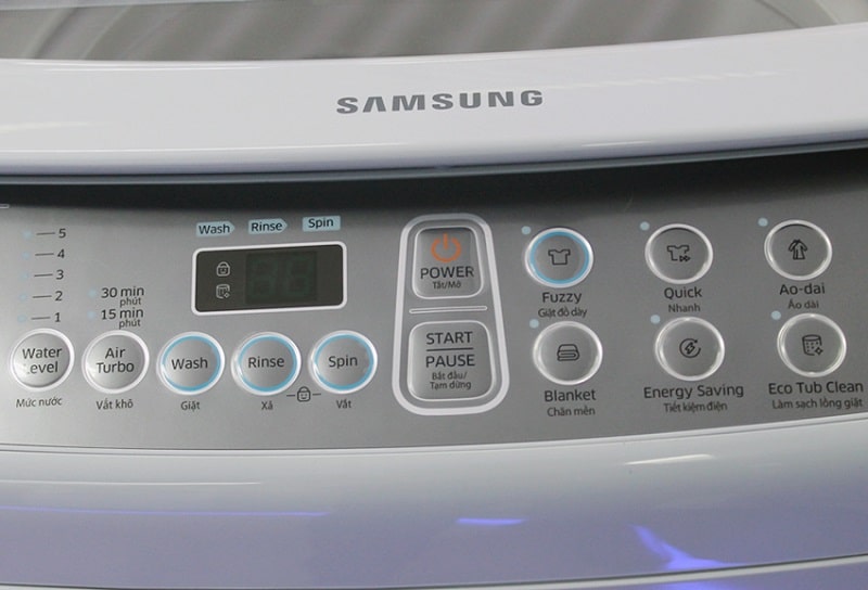 Bảng điều khiển chi tiết của máy giặt Samsung cửa trên.