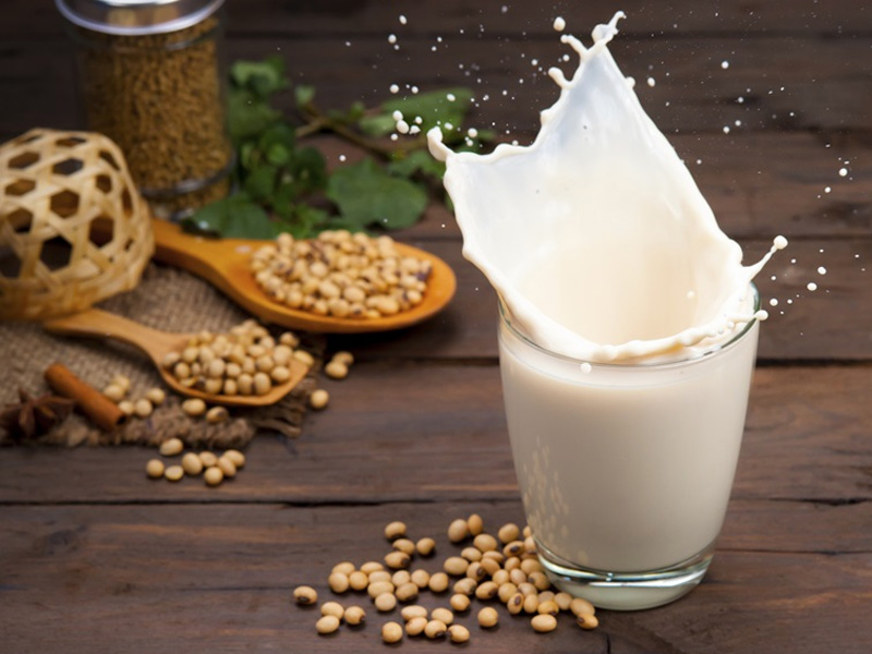 Sử dụng máy làm sữa đậu nành Joyoung cho ly sữa đậu nành chất lượng