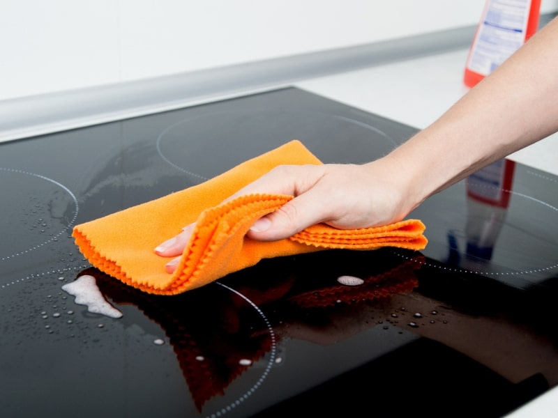 Sử dụng dung dịch tẩy rửa chuyên dụng để vệ sinh sạch sẽ bếp sau mỗi lần dùng