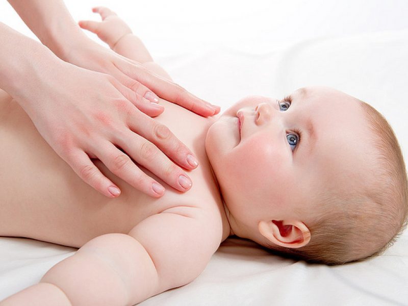 Bước đầu tiên cần làm khi tắm bé sơ sinh tại nhà là massage cho bé