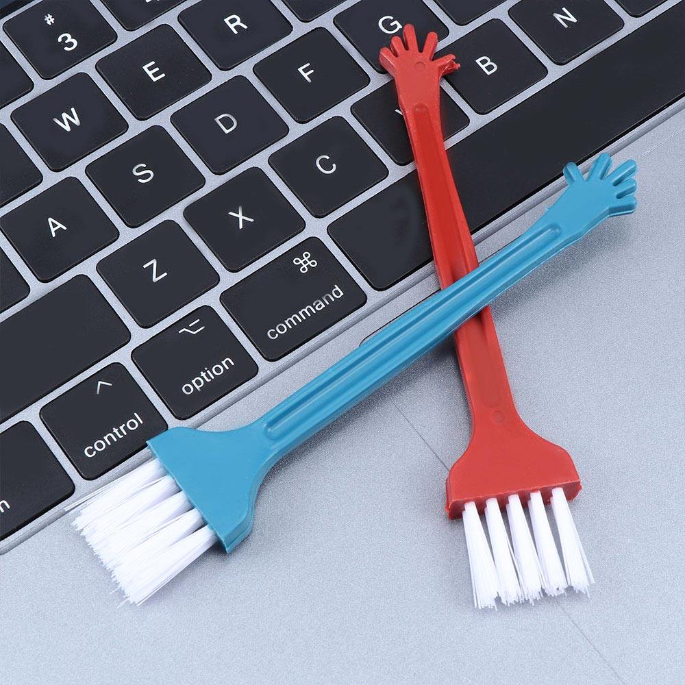 Dùng chổi nhỏ để quét sạch bụi trên bàn phím laptop
