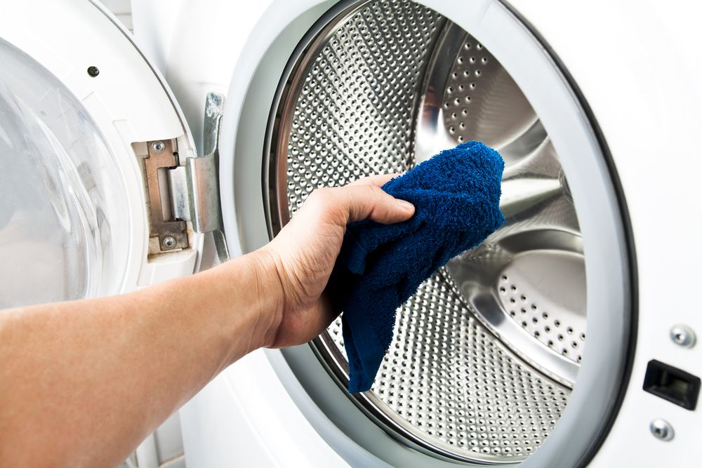Hãy dùng giẻ sạch có ngâm dung dịch tẩy rửa để lau phần cửa máy giặt.