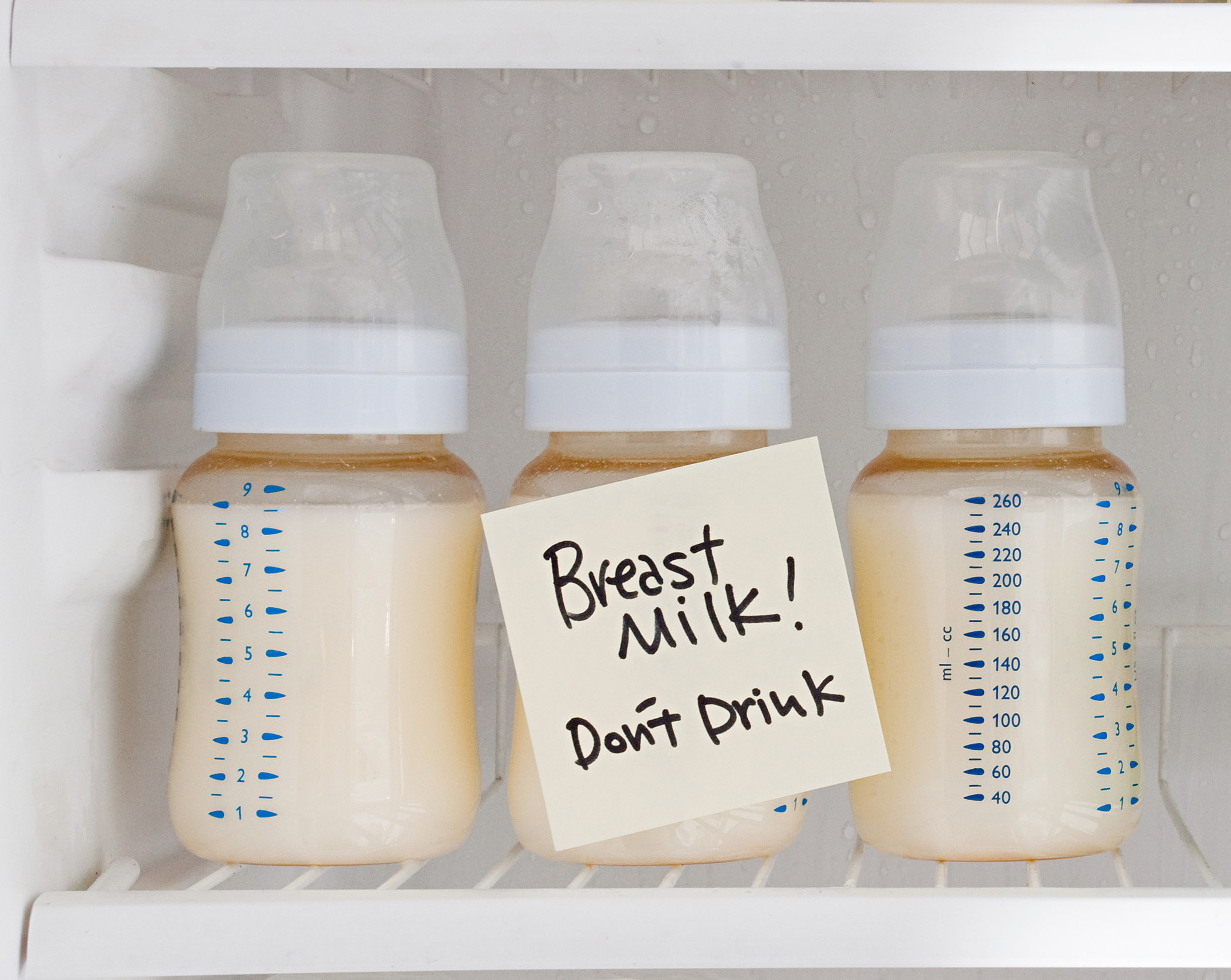 Lượng sữa non lấy được thường rất ít vì cơ thể mẹ chưa kích thích tiết nhiều sữa