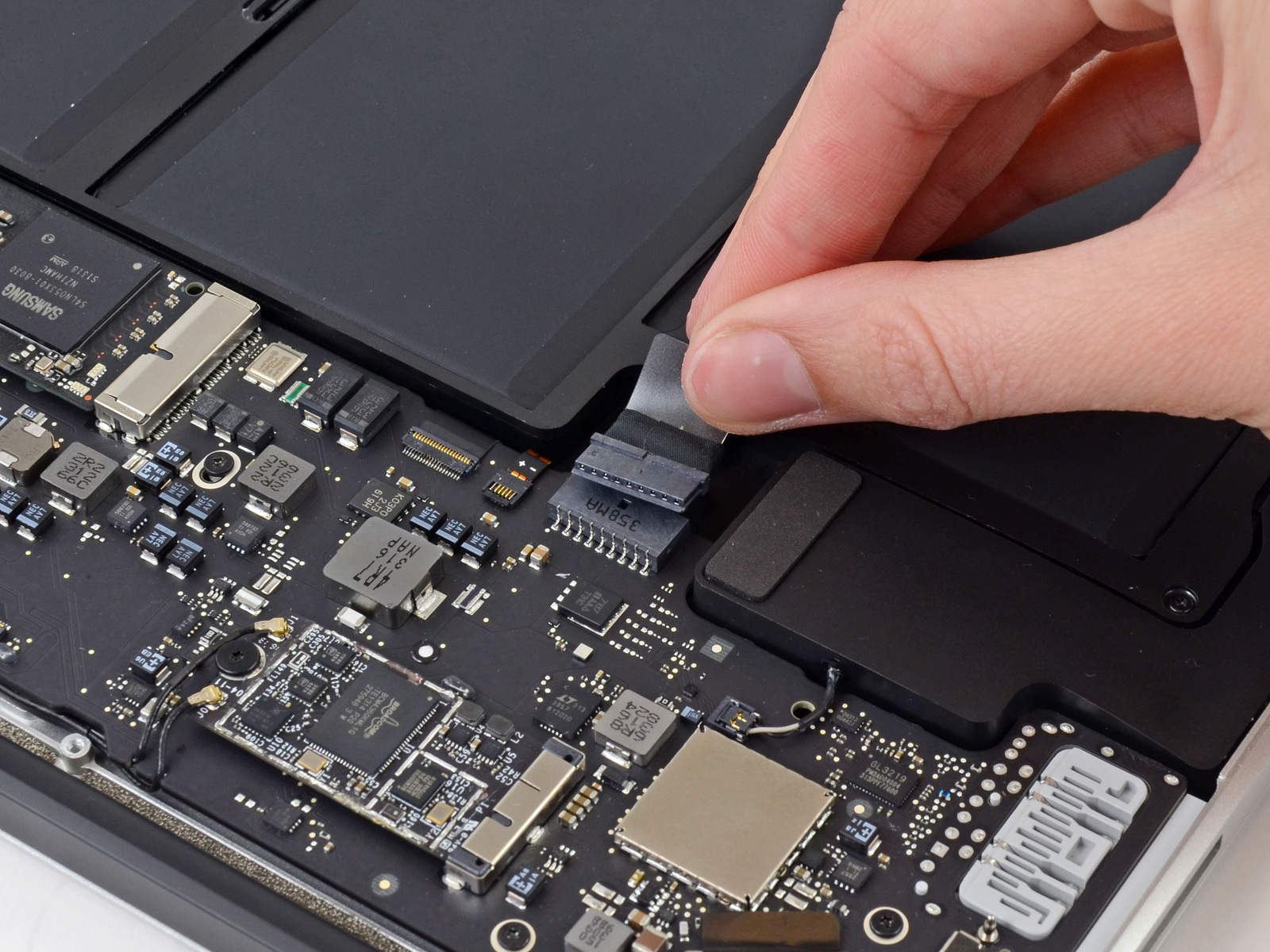 Tự nâng cấp SSD cho Macbook có khó không? 