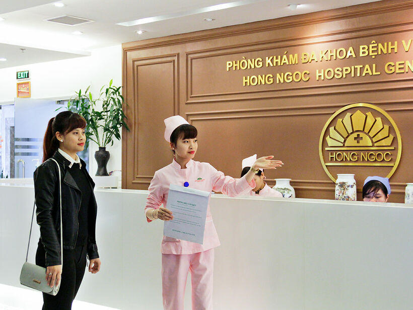 Đăng ký khám bệnh tại quầy thủ tục lễ tân bệnh viện Hồng Ngọc