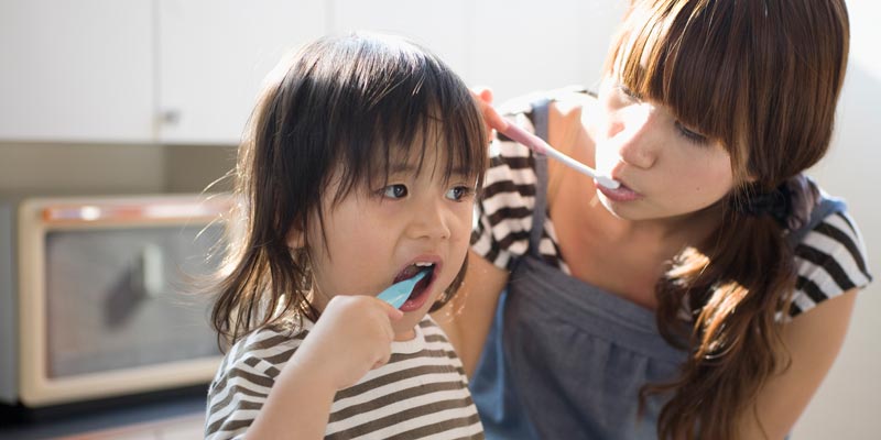 Bố mẹ nên cùng đánh răng để hướng dẫn và điều chỉnh cách đánh răng đúng cho bé