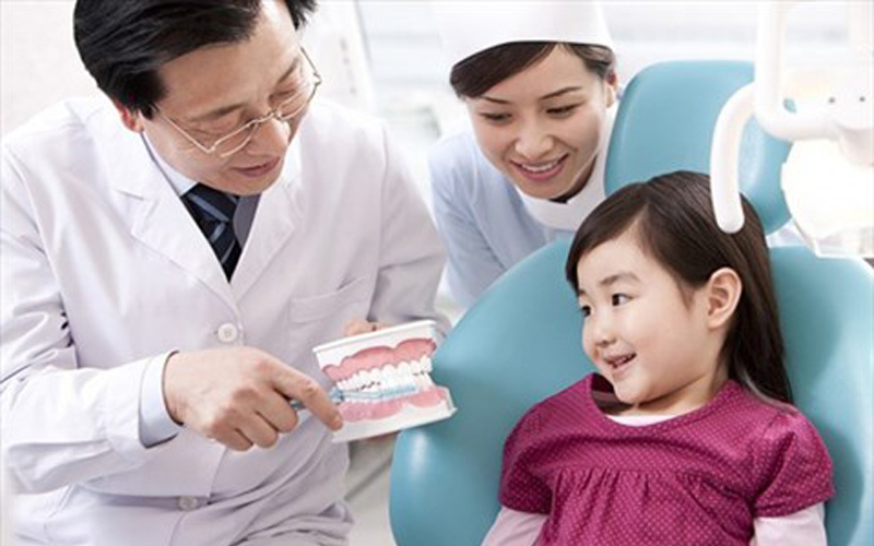Thăm khám sức khỏe răng miệng cho bé để được hướng dẫn đánh răng đúng cách
