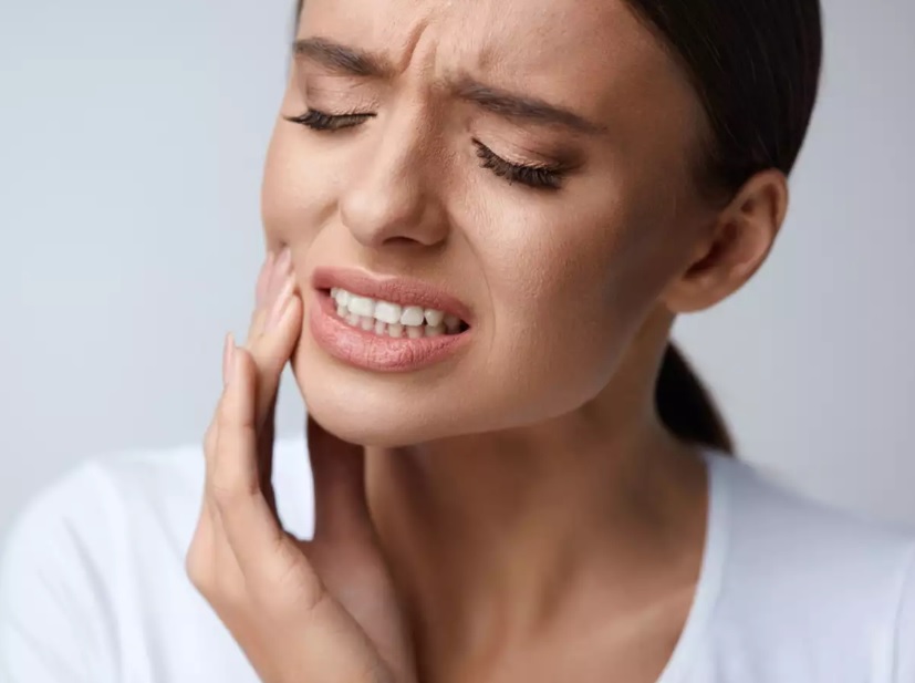 Khi có dấu hiệu đau răng khôn, bạn hãy tìm đến các bác sĩ nha khoa uy tín để được tư vấn nhổ kịp thời
