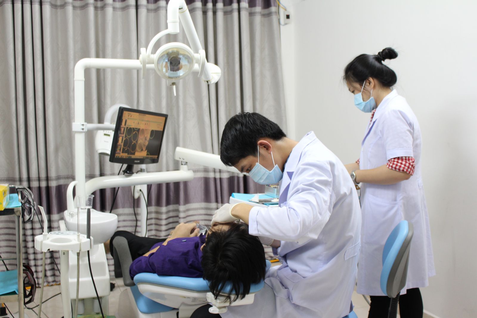 Nha sĩ kiểm tra cẩn thận tình trạng răng miệng của bệnh nhân 