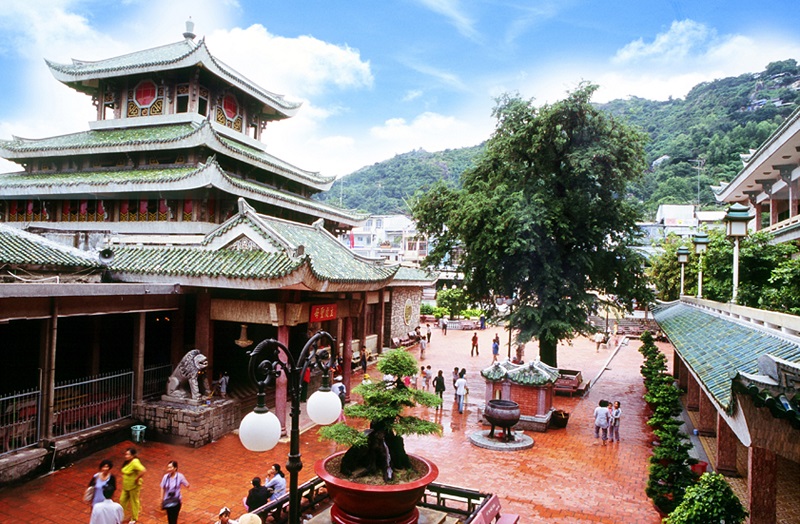 Kiến trúc tráng lệ của chùa Bà Châu Đốc
