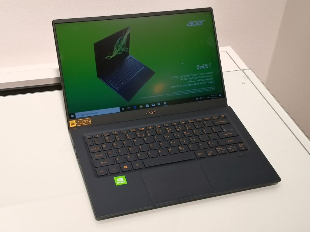 Acer Swift 5 nhẹ đến nỗi có thể đỡ được bằng giấy