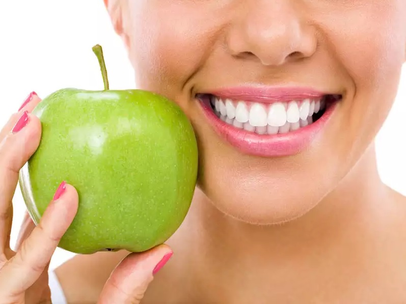 Cạo vôi răng định kỳ theo chỉ dẫn của bác sĩ sẽ giúp bạn loại trừ các vấn đề về sức khỏe răng miệng 