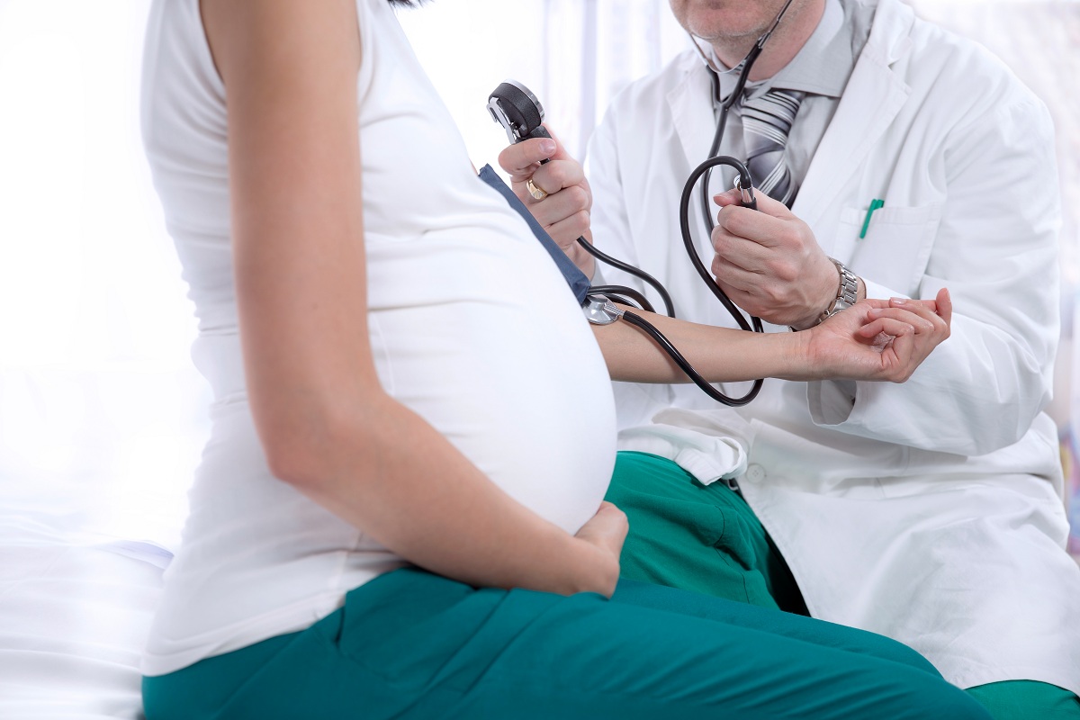 Mẹ bầu nên khám thai 3 tháng cuối thai kỳ thường xuyên để hạn chế những rủi ro như sinh non, tiền sản giật, thai nhi không phát triển,...