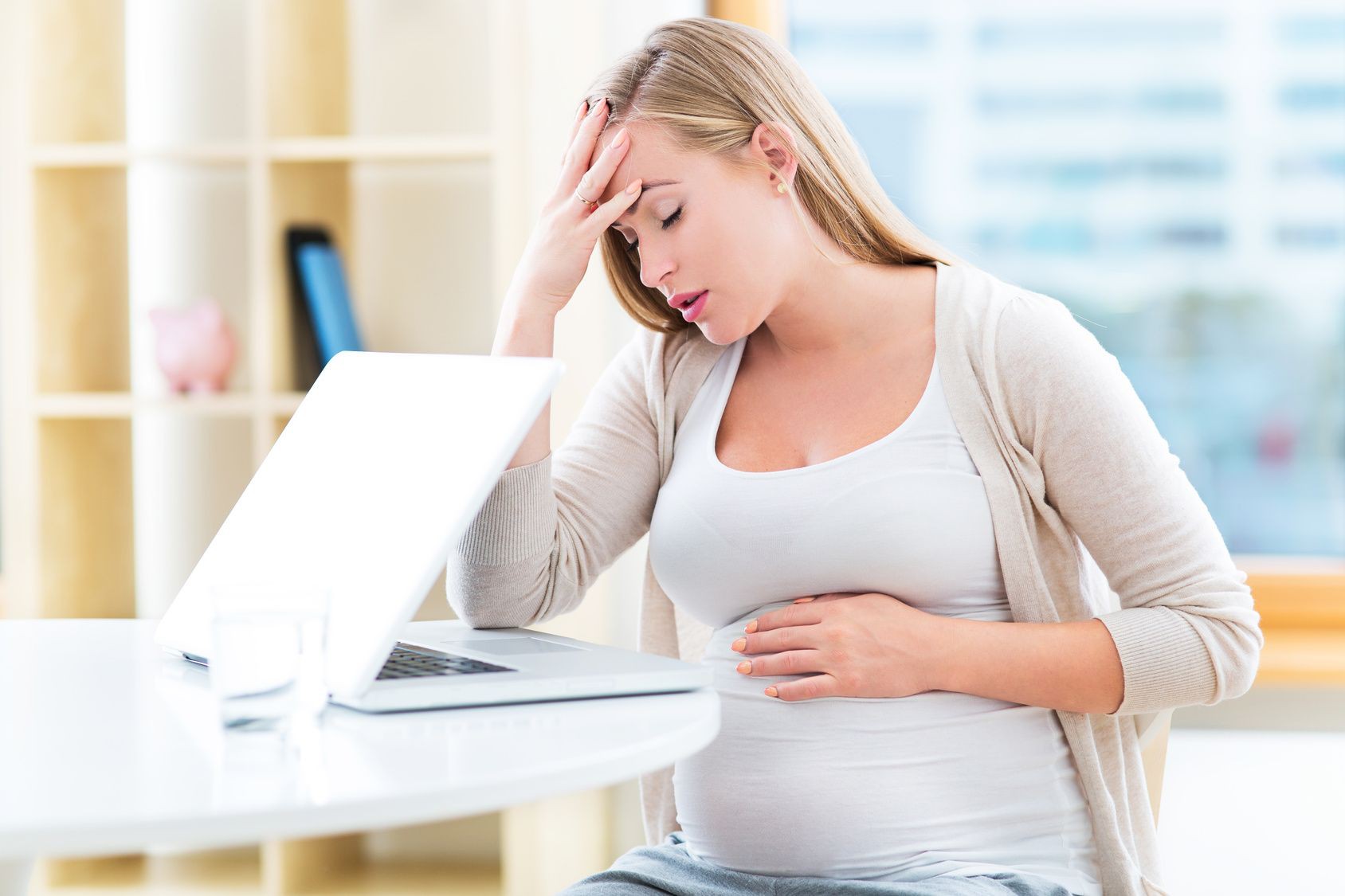 Nếu mẹ bầu cảm thấy mệt mỏi, đau bụng, buồn nôn… trong 3 tháng cuối của thai kỳ thì nên khám thai ngay