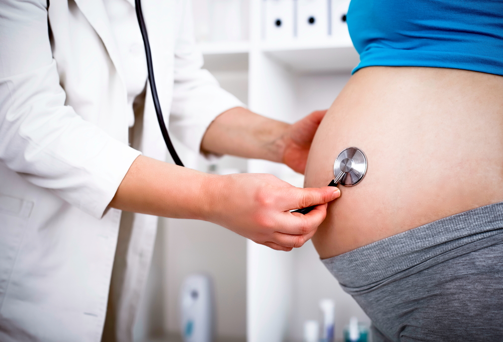 Khám thai theo lịch đã xếp để bác sĩ theo dõi thai nhi sát sao trong những tháng cuối 