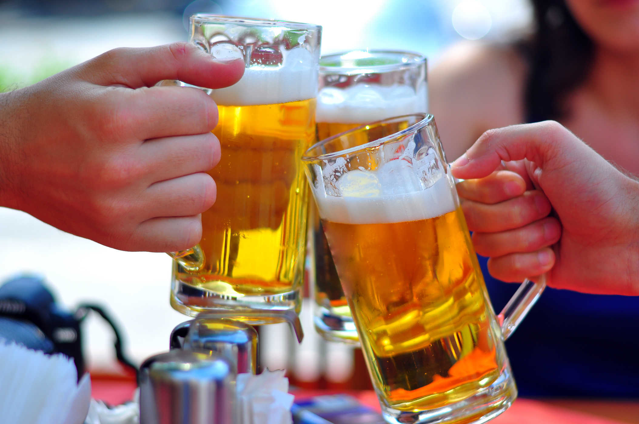 Phụ nữ có thai không nên động đến bia rượu hay các đồ uống có ga