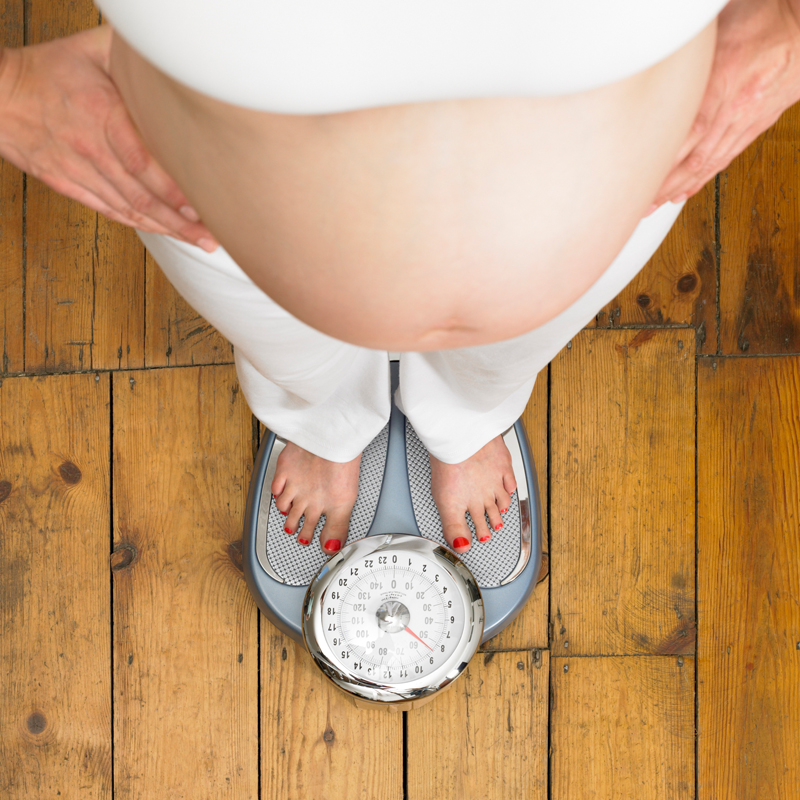 Mẹ bầu nên duy trì cân nặng hợp lý trong những tháng đầu