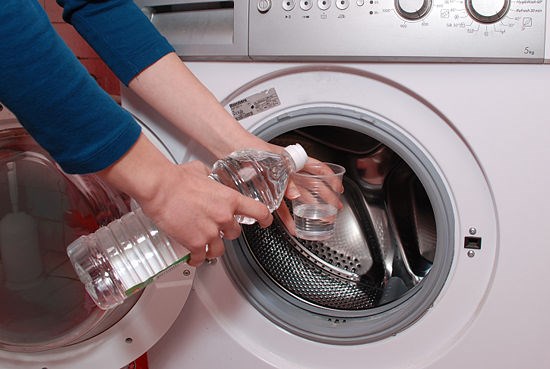 Dùng các chất tẩy rửa chuyên dụng cho máy giặt để xóa vết bẩn trên quần áo 