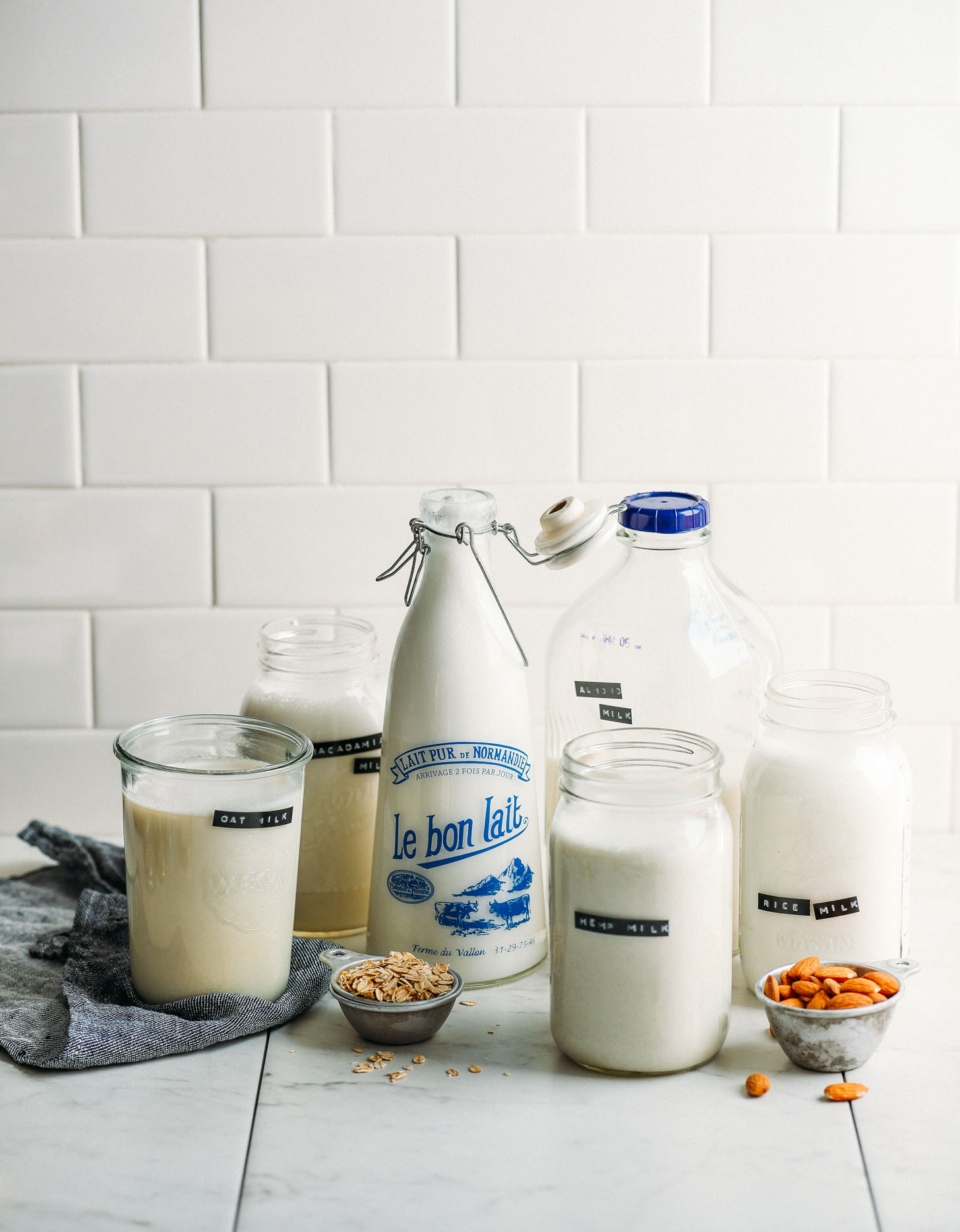 Sữa chứa nhiều chất như protein, vitamin A, B1, B2,... có tác dụng kháng khuẩn