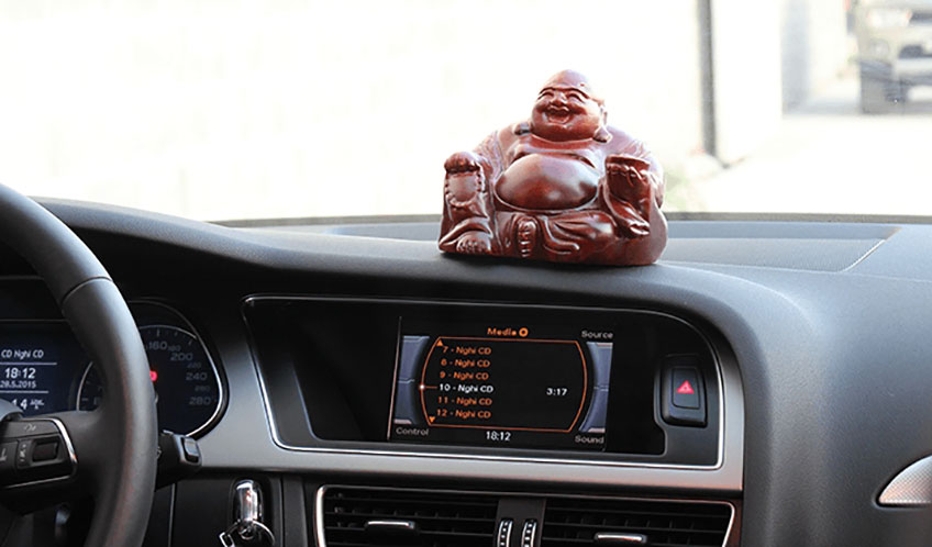 Tượng Phật là lựa chọn thích hợp trong trang trí ô tô 