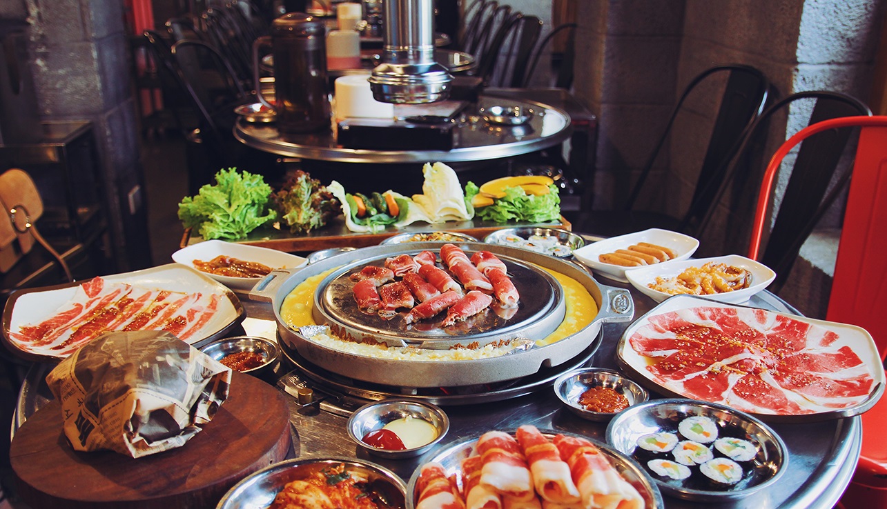 uffet nướng Hàn Quốc đặc trưng với các món thịt nướng thơm ngon, bổ dưỡng