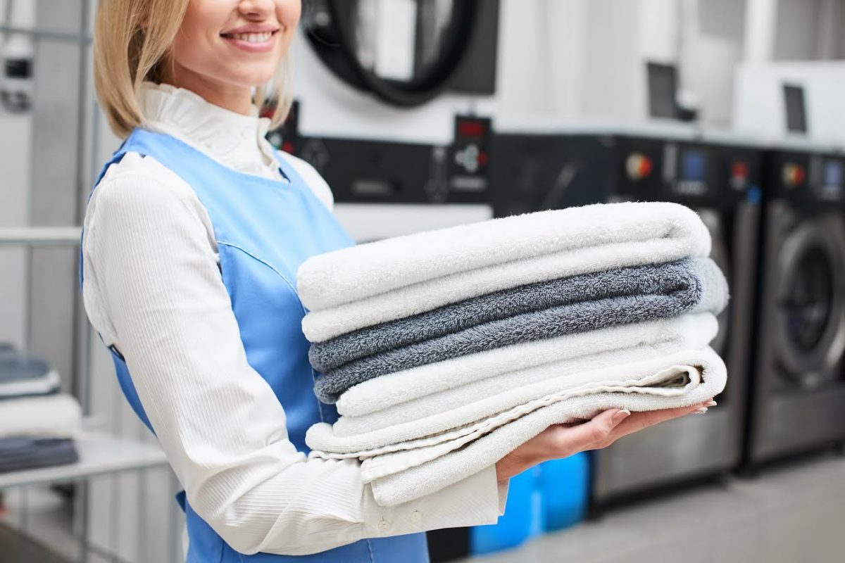 Giặt khô là hơi sử dụng dung môi hoá học chuyên dụng để làm sạch vải