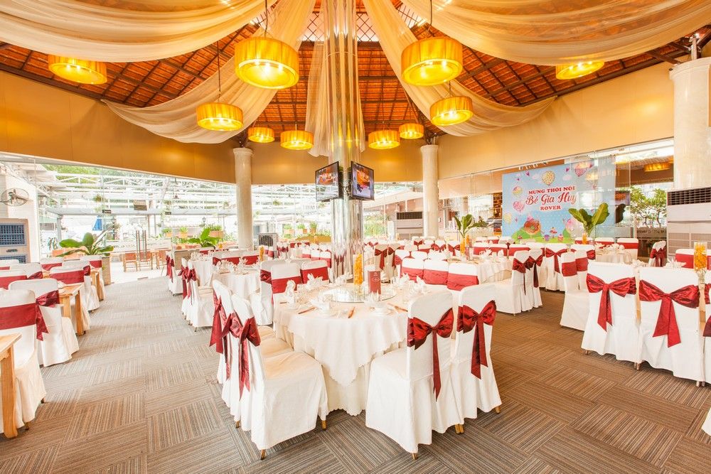 Không gian nhà hàng Dìn Ký Hồng Hà với nội thất hiện đại, sang trọng